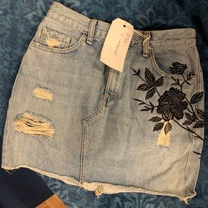 Rag&bone denim skirts size26
With pitches flowers